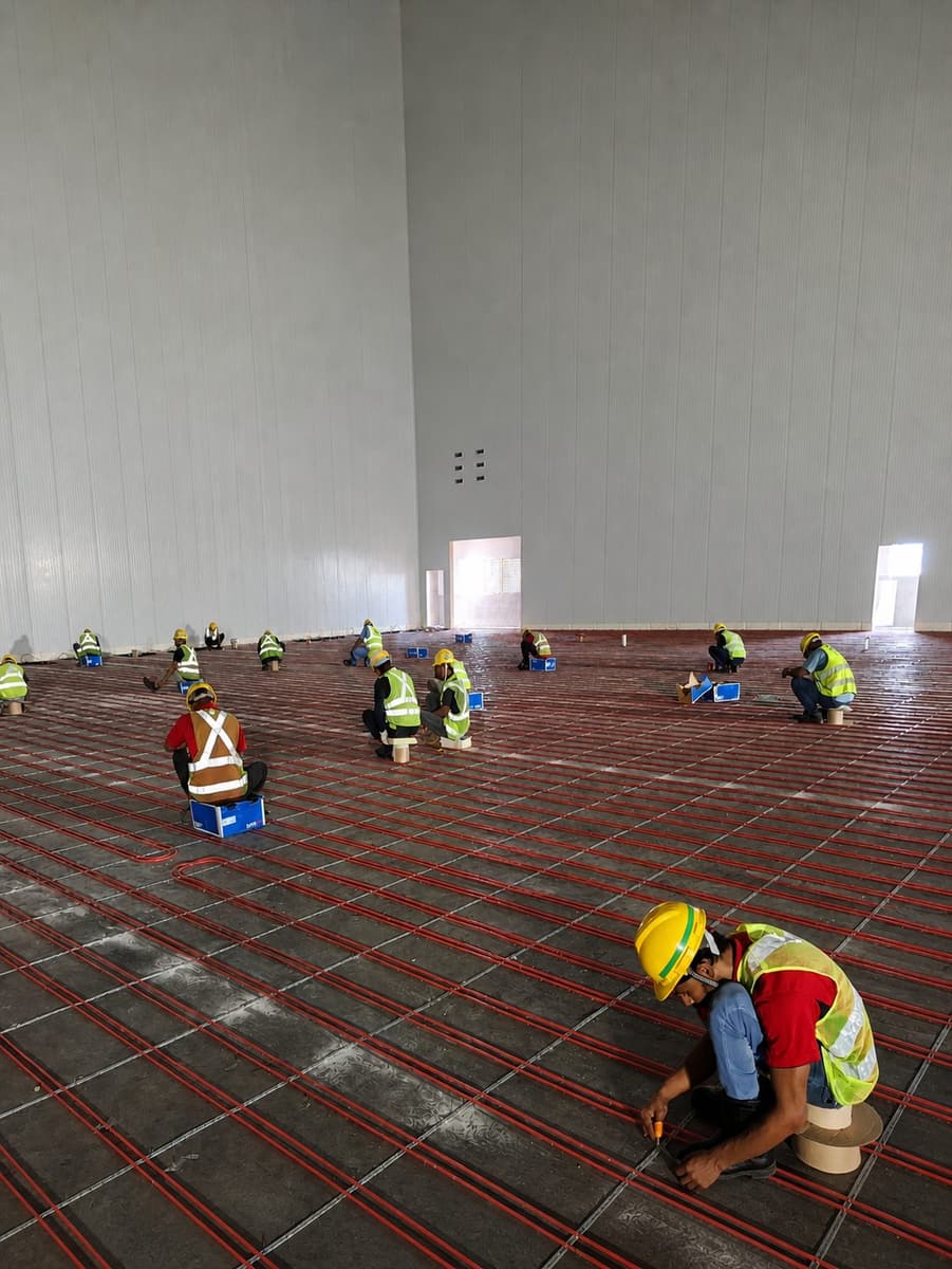 Floor heating cable installation for cold store