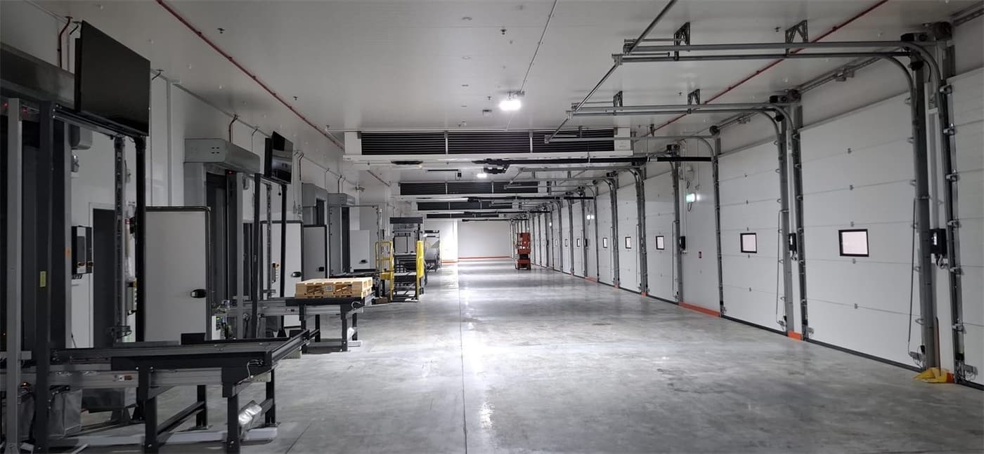 Cold store door and conveyor interface zone
